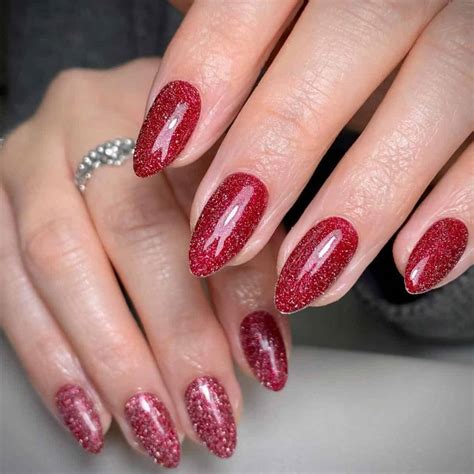 red nails glitter